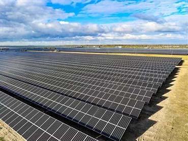 Installation d'un système de supports de panneaux solaires fixes au sol
