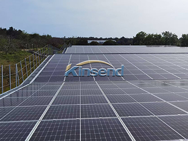 Montage et passerelle sur toit métallique, Taïwan