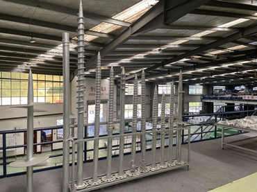 Kinsend votre usine exclusive de traitement de système de montage solaire